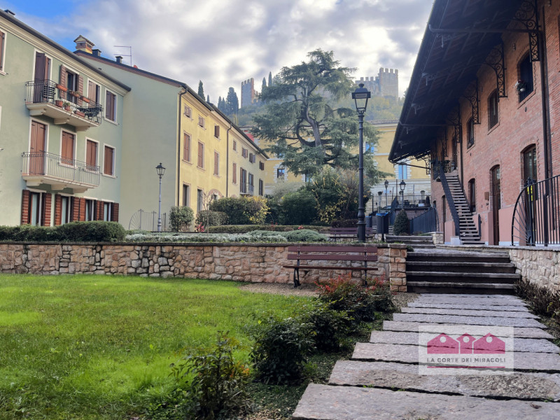 SOAVE: TRICAMERE COMPOSTO DA SOGGIORNO CON ANGOLO COTTURA, TERRAZZA, DUE BAGNI, TRE CAMERE. RIF. ...