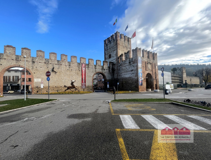 SOAVE: TRICAMERE COMPOSTO DA SOGGIORNO CON ANGOLO COTTURA, TERRAZZA, DUE BAGNI, TRE CAMERE. RIF. ...