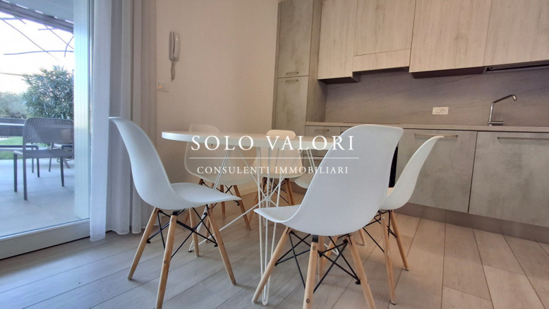 Scopri il tuo angolo di paradiso nel cuore di Jesolo, nella rinomata zona di Piazza Mazzini. Prop...