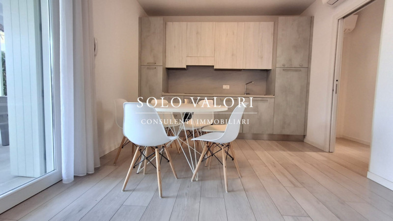 Scopri il tuo angolo di paradiso nel cuore di Jesolo, nella rinomata zona di Piazza Mazzini. Prop...