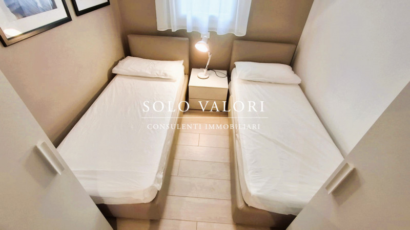 Scopri il tuo angolo di paradiso nel cuore di Jesolo, nella rinomata zona di Piazza Mazzini. Prop...