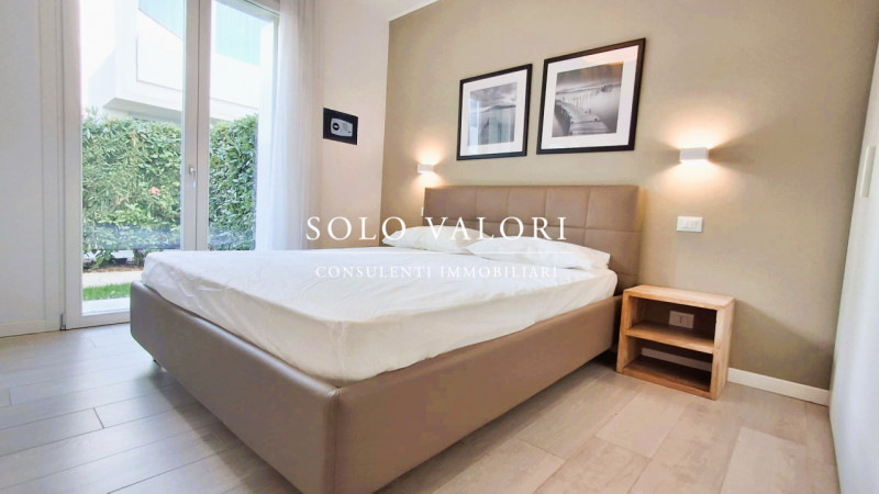 Scopri il tuo angolo di paradiso nel cuore di Jesolo, nella rinomata zona di Piazza Mazzini. Prop...