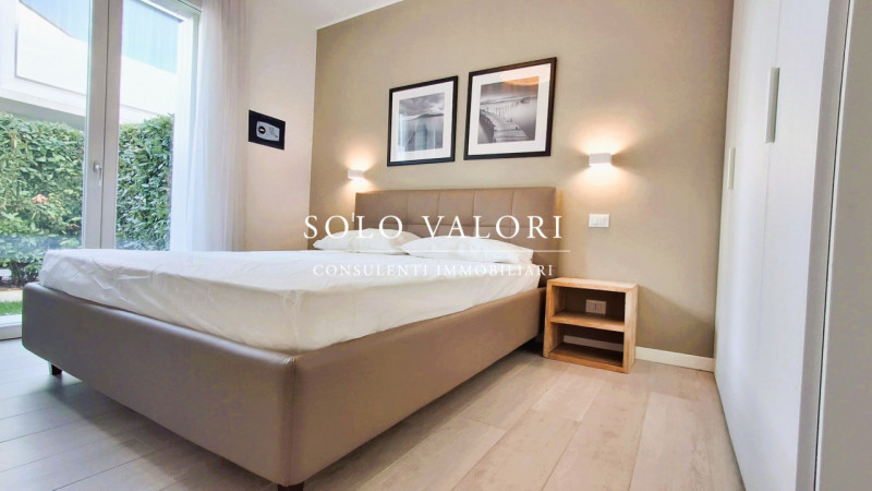 Scopri il tuo angolo di paradiso nel cuore di Jesolo, nella rinomata zona di Piazza Mazzini. Prop...