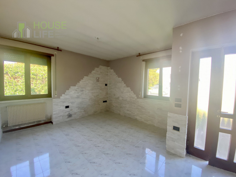 THIENE: posta ai confini con Zanè, proponiamo PORZIONE DI BIFAMILIARE affiancata con ingresso ind...