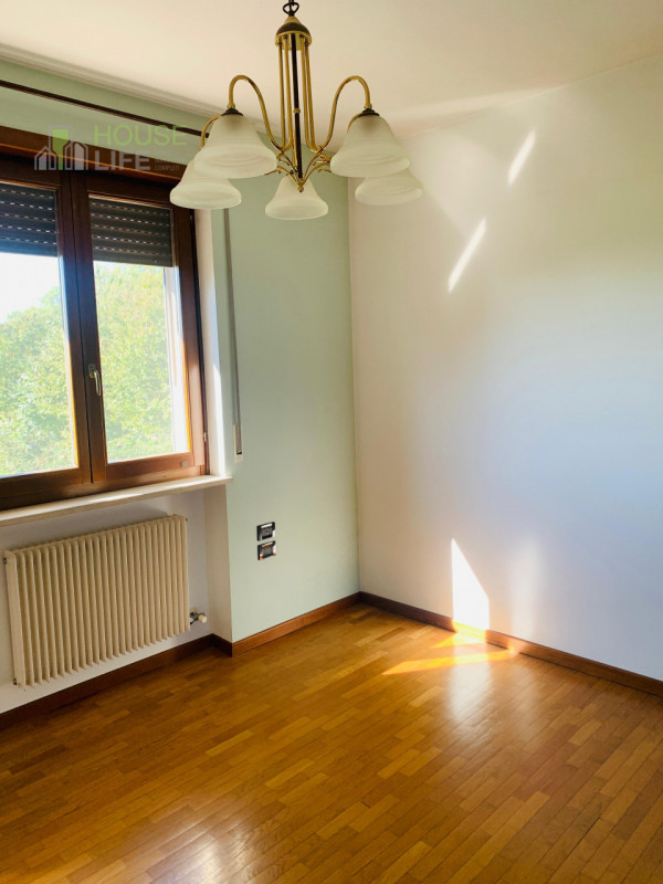 THIENE: posta ai confini con Zanè, proponiamo PORZIONE DI BIFAMILIARE affiancata con ingresso ind...