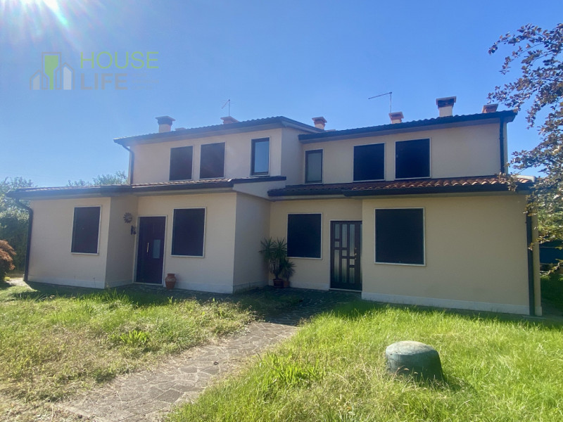 THIENE: posta ai confini con Zanè, proponiamo PORZIONE DI BIFAMILIARE affiancata con ingresso ind...