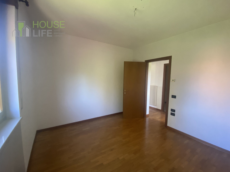 THIENE: posta ai confini con Zanè, proponiamo PORZIONE DI BIFAMILIARE affiancata con ingresso ind...