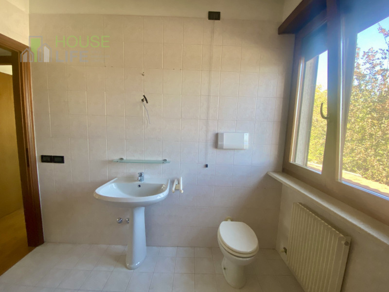 THIENE: posta ai confini con Zanè, proponiamo PORZIONE DI BIFAMILIARE affiancata con ingresso ind...