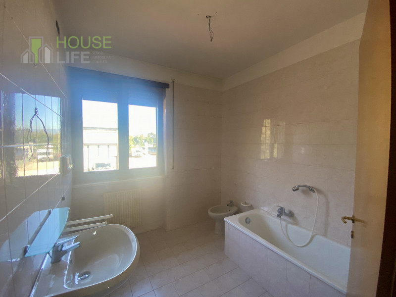 THIENE: posta ai confini con Zanè, proponiamo PORZIONE DI BIFAMILIARE affiancata con ingresso ind...