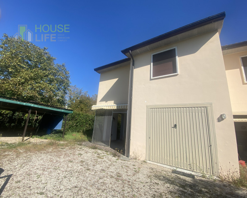 THIENE: posta ai confini con Zanè, proponiamo PORZIONE DI BIFAMILIARE affiancata con ingresso ind...