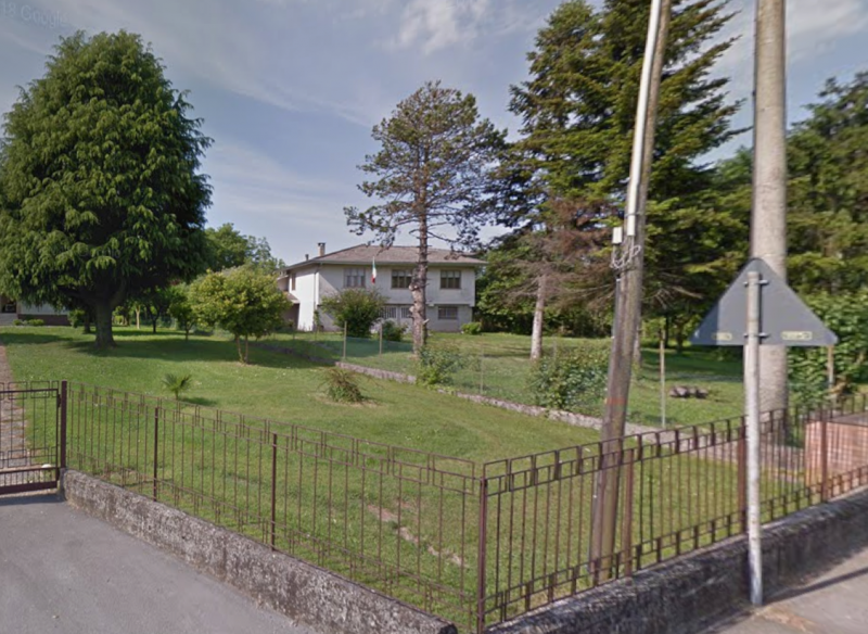 Scopri questa splendida villa con una superficie totale di 300 mq su lotto di 3000 mq, questa pro...