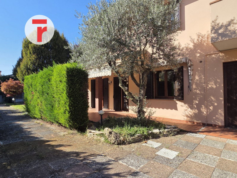 Cadoneghe - loc.Bragni - In zona prestigiosa e privilegiata per la posizione comoda ai principali...