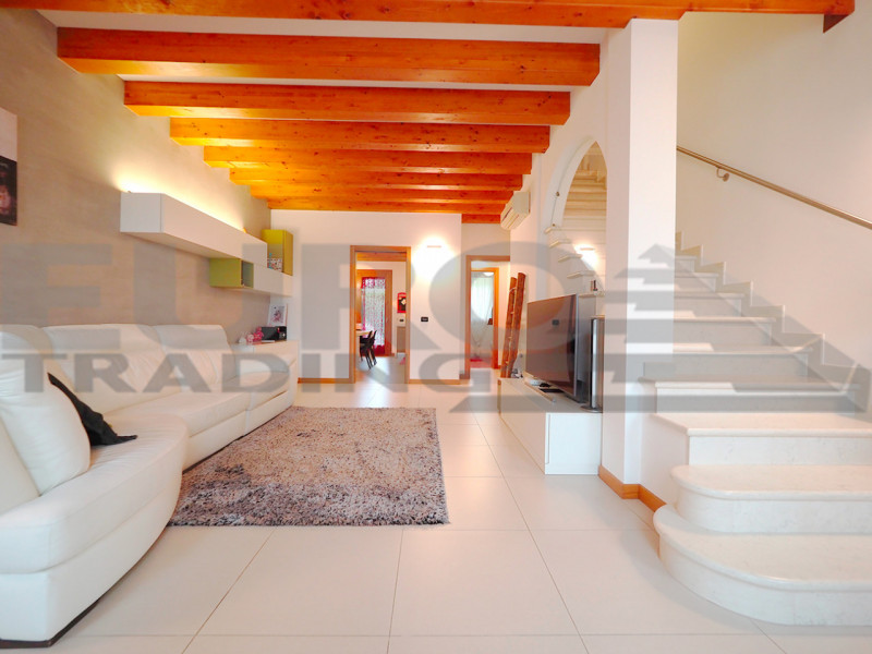 ZERO BRANCO – A due passi dal centro, splendida porzione a schiera indipendente con finiture rice...