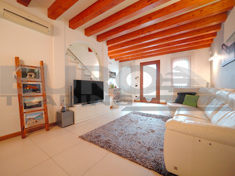 ZERO BRANCO – A due passi dal centro, splendida porzione a schiera indipendente con finiture rice...