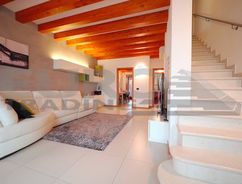 ZERO BRANCO – A due passi dal centro, splendida porzione a schiera indipendente con finiture rice...