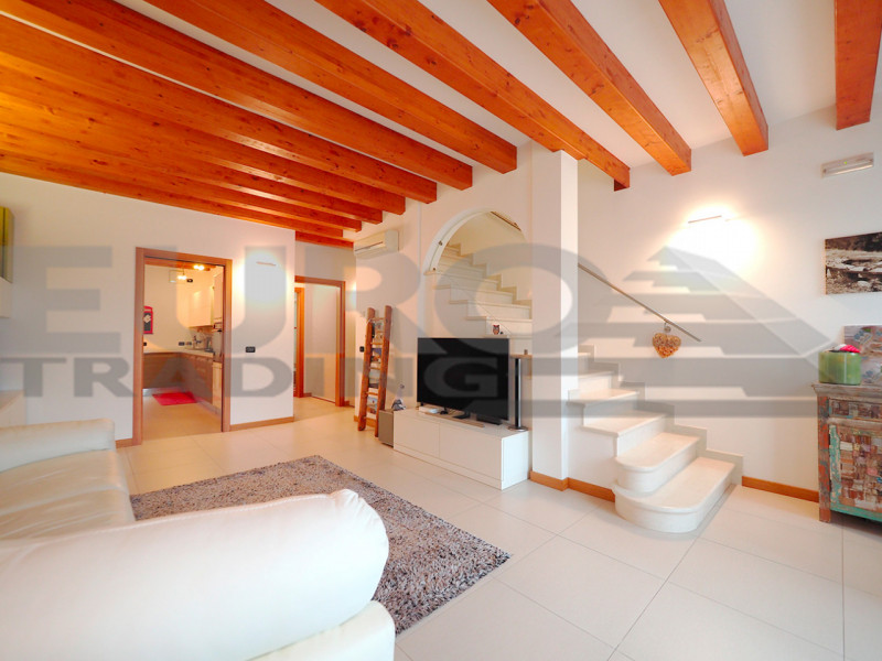 ZERO BRANCO – A due passi dal centro, splendida porzione a schiera indipendente con finiture rice...