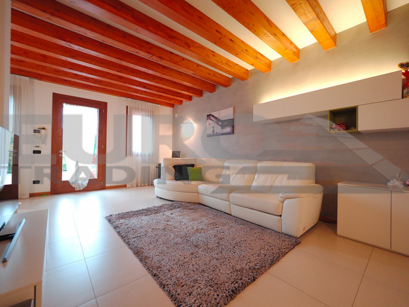 ZERO BRANCO – A due passi dal centro, splendida porzione a schiera indipendente con finiture rice...