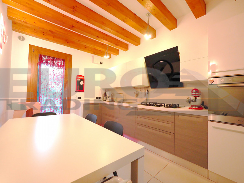 ZERO BRANCO – A due passi dal centro, splendida porzione a schiera indipendente con finiture rice...