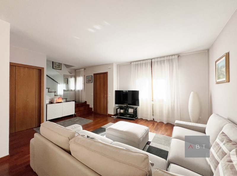 Porzione di quadrifamiliare di testa composta di: ingesso, soggiorno-pranzo, cucinino, centrale t...