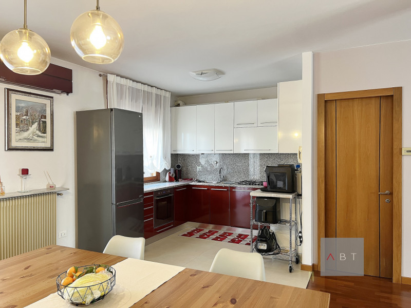 Porzione di quadrifamiliare di testa composta di: ingesso, soggiorno-pranzo, cucinino, centrale t...