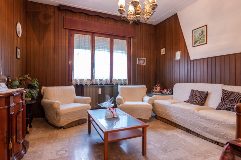 In zona limitrofa al centro del paese, sulla direttrice che conduce a Bovolenta, attorniati da un...