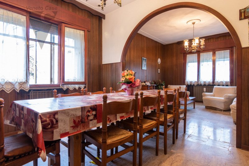 In zona limitrofa al centro del paese, sulla direttrice che conduce a Bovolenta, attorniati da un...