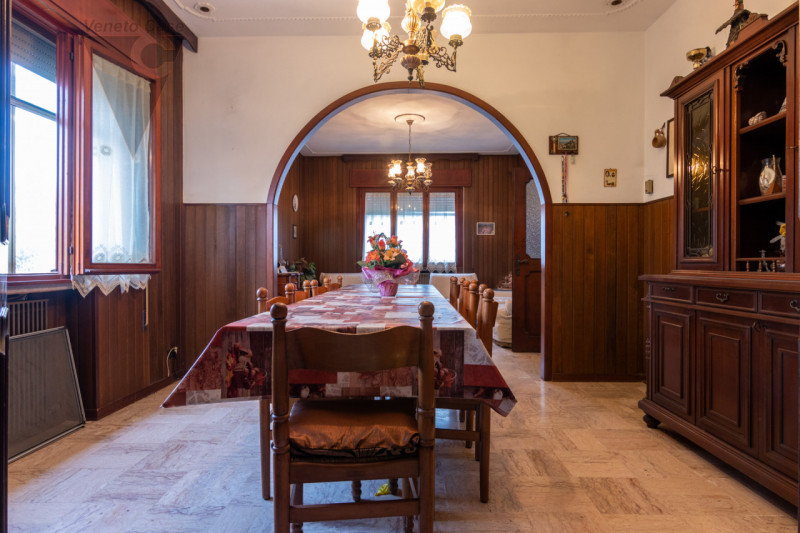 In zona limitrofa al centro del paese, sulla direttrice che conduce a Bovolenta, attorniati da un...