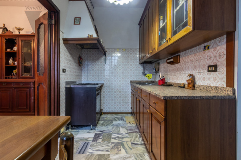 In zona limitrofa al centro del paese, sulla direttrice che conduce a Bovolenta, attorniati da un...