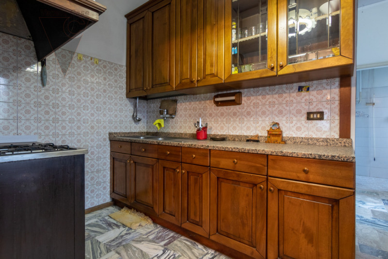 In zona limitrofa al centro del paese, sulla direttrice che conduce a Bovolenta, attorniati da un...