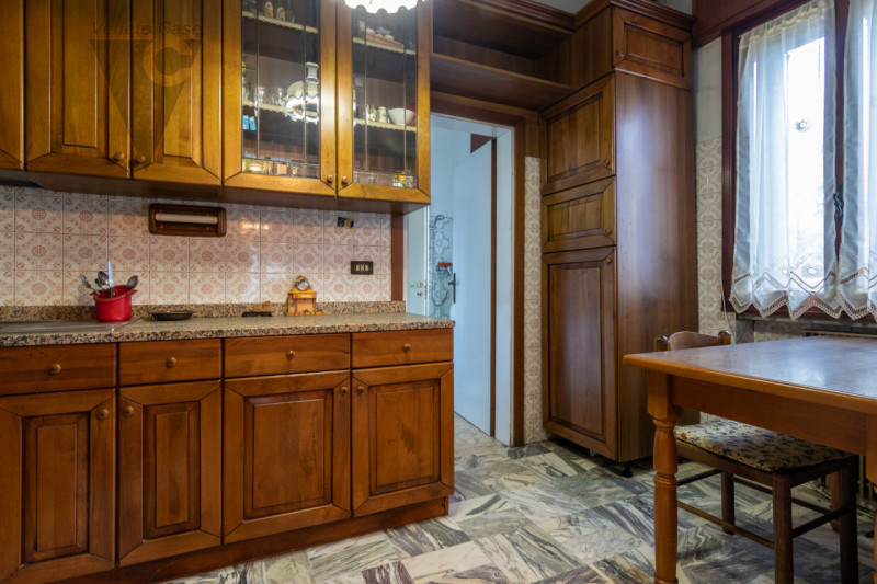 In zona limitrofa al centro del paese, sulla direttrice che conduce a Bovolenta, attorniati da un...