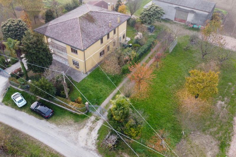 In zona limitrofa al centro del paese, sulla direttrice che conduce a Bovolenta, attorniati da un...