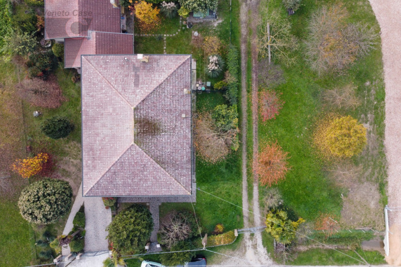 In zona limitrofa al centro del paese, sulla direttrice che conduce a Bovolenta, attorniati da un...