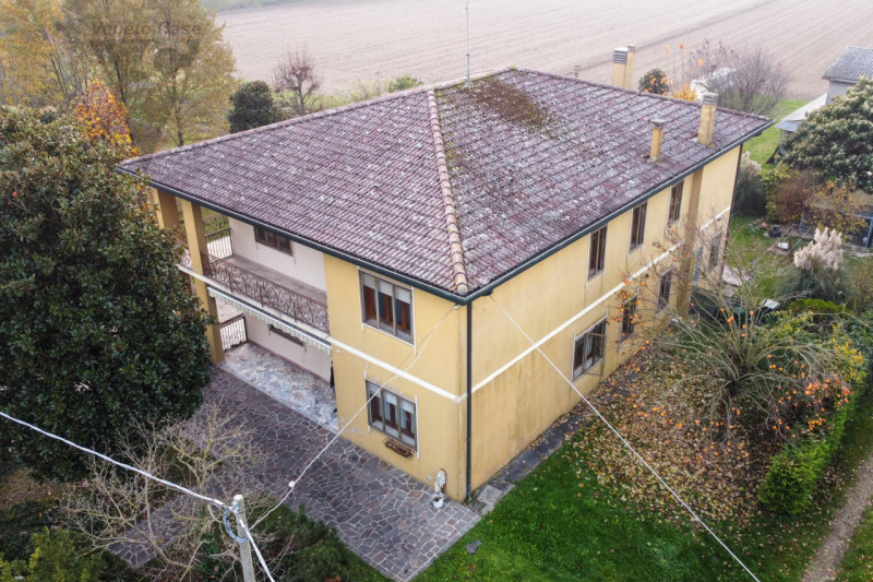 In zona limitrofa al centro del paese, sulla direttrice che conduce a Bovolenta, attorniati da un...