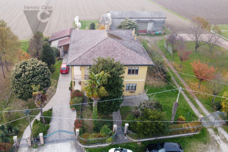 In zona limitrofa al centro del paese, sulla direttrice che conduce a Bovolenta, attorniati da un...