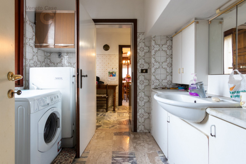 In zona limitrofa al centro del paese, sulla direttrice che conduce a Bovolenta, attorniati da un...