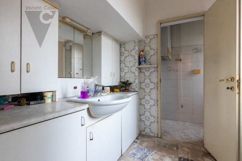 In zona limitrofa al centro del paese, sulla direttrice che conduce a Bovolenta, attorniati da un...