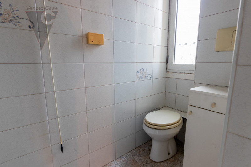 In zona limitrofa al centro del paese, sulla direttrice che conduce a Bovolenta, attorniati da un...