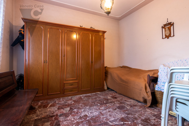 In zona limitrofa al centro del paese, sulla direttrice che conduce a Bovolenta, attorniati da un...