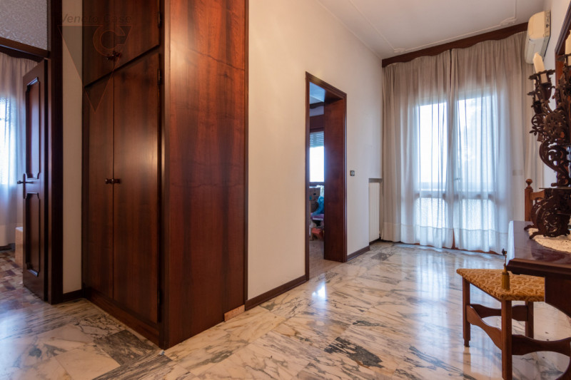 In zona limitrofa al centro del paese, sulla direttrice che conduce a Bovolenta, attorniati da un...