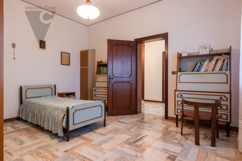 In zona limitrofa al centro del paese, sulla direttrice che conduce a Bovolenta, attorniati da un...