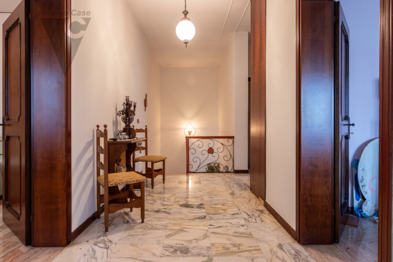 In zona limitrofa al centro del paese, sulla direttrice che conduce a Bovolenta, attorniati da un...