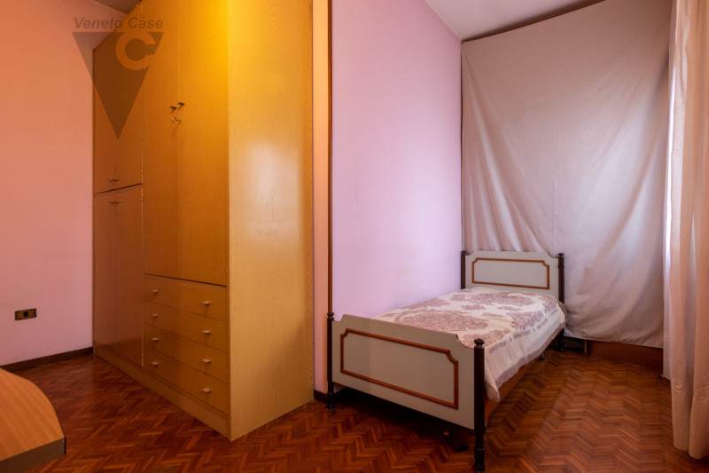 In zona limitrofa al centro del paese, sulla direttrice che conduce a Bovolenta, attorniati da un...