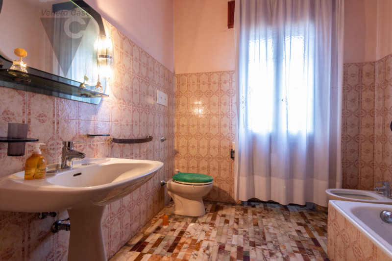 In zona limitrofa al centro del paese, sulla direttrice che conduce a Bovolenta, attorniati da un...