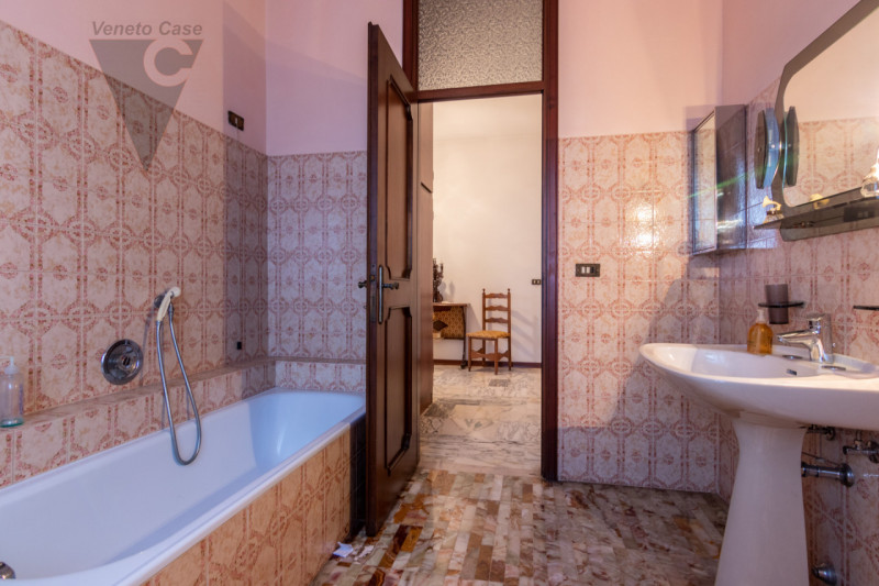 In zona limitrofa al centro del paese, sulla direttrice che conduce a Bovolenta, attorniati da un...