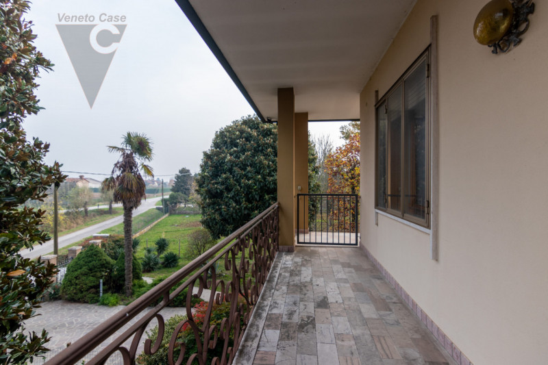 In zona limitrofa al centro del paese, sulla direttrice che conduce a Bovolenta, attorniati da un...