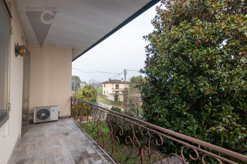 In zona limitrofa al centro del paese, sulla direttrice che conduce a Bovolenta, attorniati da un...