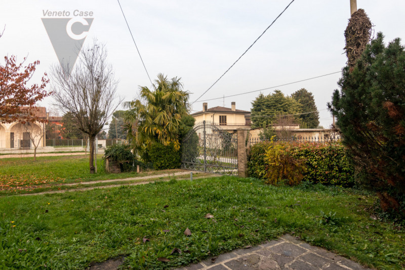 In zona limitrofa al centro del paese, sulla direttrice che conduce a Bovolenta, attorniati da un...