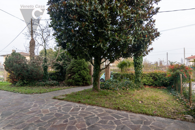 In zona limitrofa al centro del paese, sulla direttrice che conduce a Bovolenta, attorniati da un...