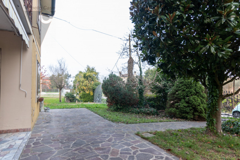 In zona limitrofa al centro del paese, sulla direttrice che conduce a Bovolenta, attorniati da un...