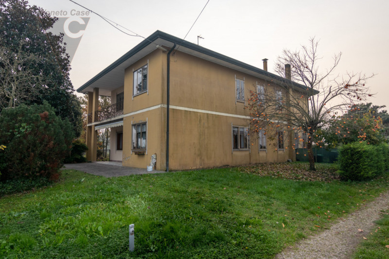 In zona limitrofa al centro del paese, sulla direttrice che conduce a Bovolenta, attorniati da un...